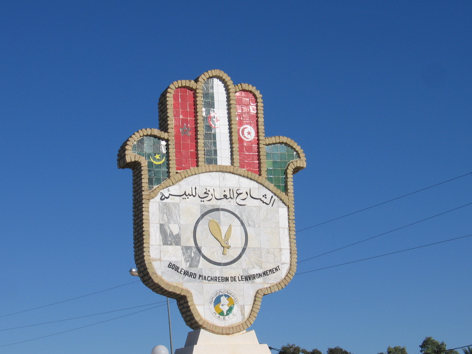 Frontière algéro-tunisienne entre Djerid et Souf, le monument symbolique de l'union des cinq pays du Maghreb