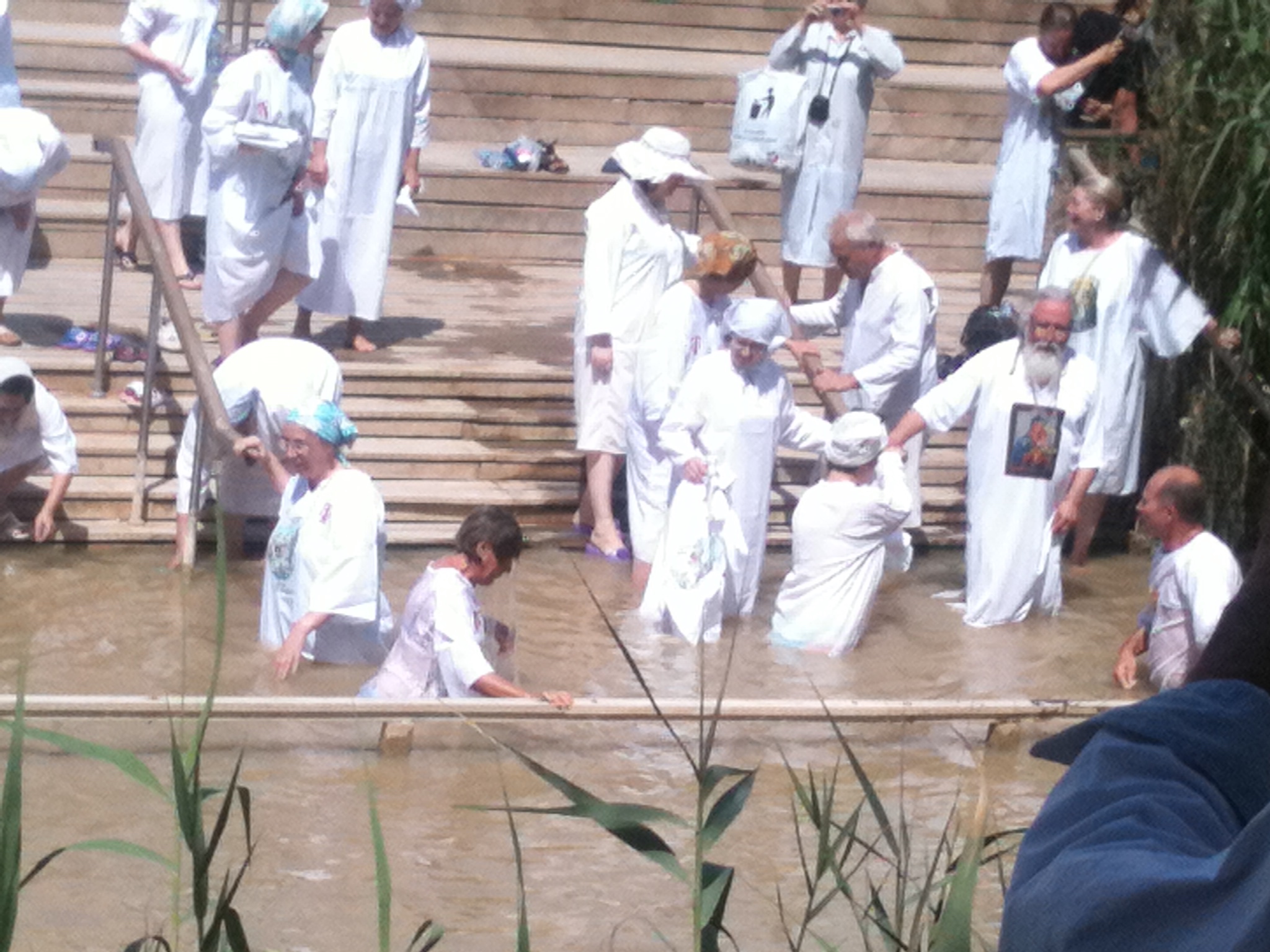 sur le Jourdain, vu depuis la rive jordanienne, les pèlerins orthodoxes russes, venus par Israël, célèbrent le baptême de Jésus