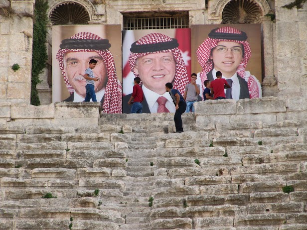 Centre ville de Amman, dans le théâtre antique, mise en scène de la famille royale sur trois générations